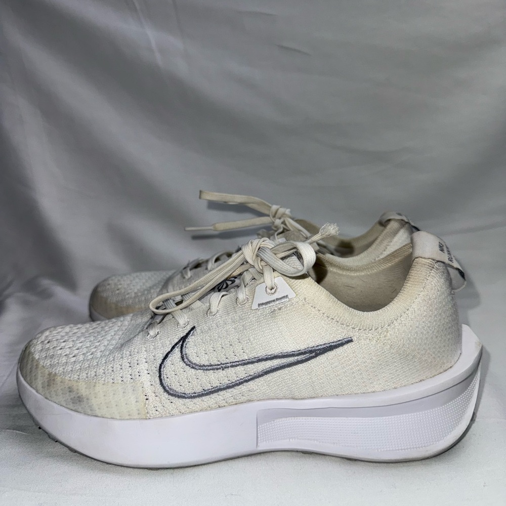 Nike Wmns Interact Run 'Sail Metallic Gold' road running shoes size 7.5
